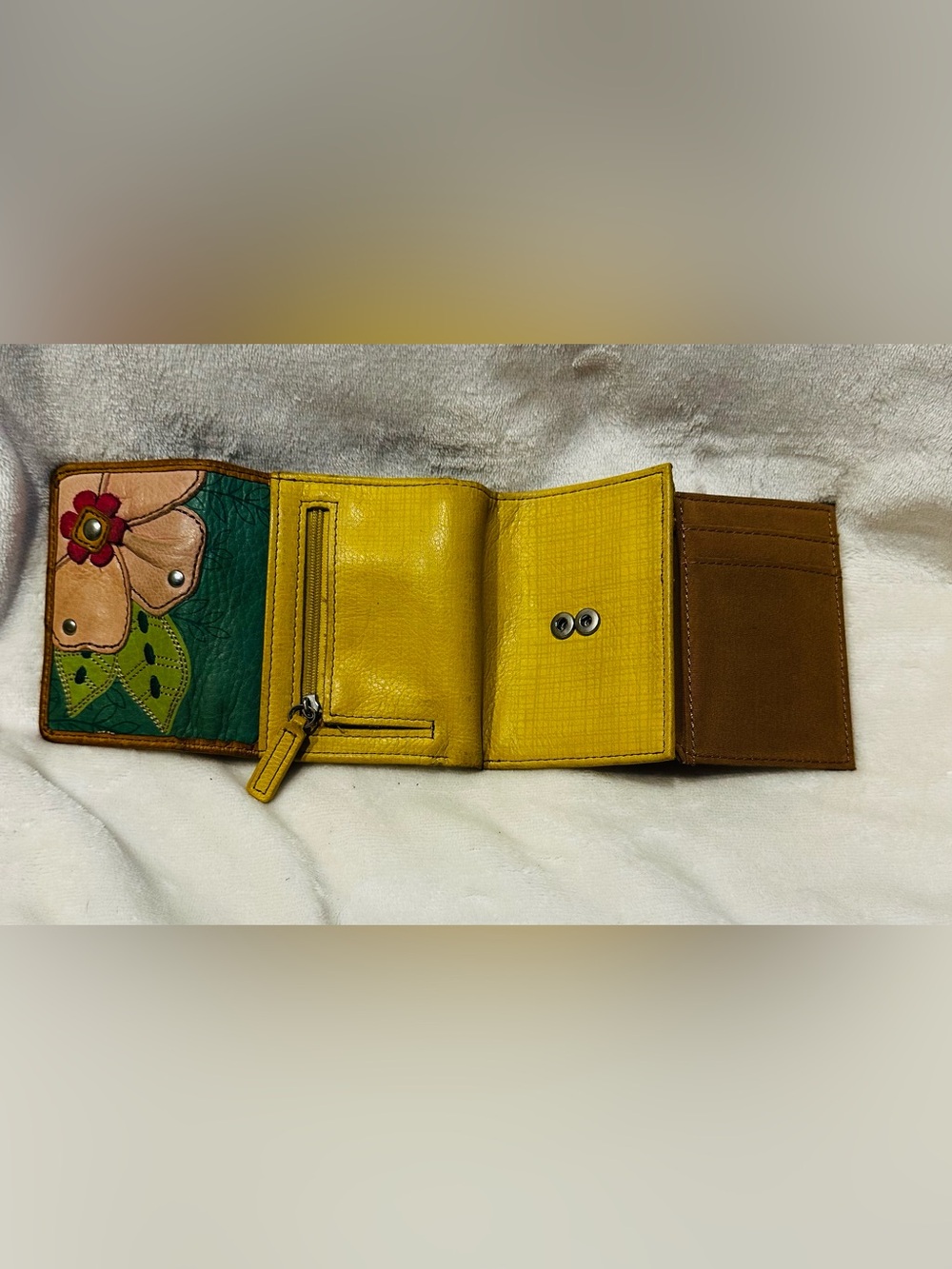Fossil leather trifold wallet L floral applique details Trifold Vtg Yellow Boho - Picture 4 of 10